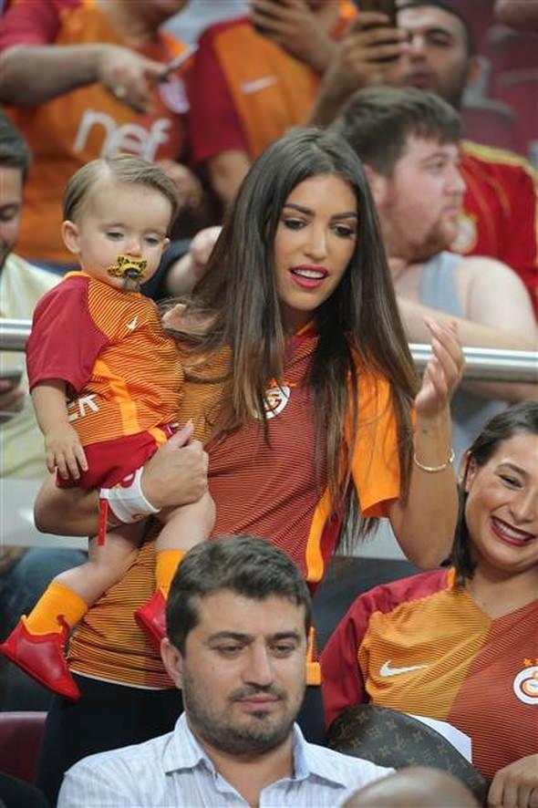 <p>Wesley Sneijder'in eşi Yolanthe Cabau, karşılaşmaya oğulları Xess Xava'yı da getirdi.</p>