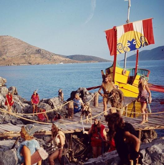 <p>Şimdi şu arkada duran mavna kuzeyden gelen Viking gemisi güya ama ondan daha komik olan yelkenindeki sembol.</p>
<p>Üstelik pek yabancı da sayılmaz, bizim meşhur ahtapot resmen..Çok büyük filmler bunlar!..50 yıllık bir macera bu!..Nerelerden geçilmiş neler yapılmaya çalışılmış, bu filmler resmen bir yüzüklerin efendisi kadar fantastik ögelerle dolu.</p>
<p> </p>
<p> </p>
