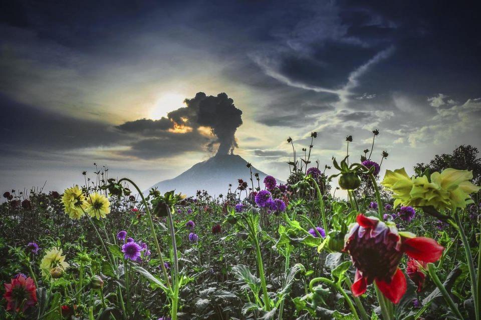 <p>Endonezya'nın Sinabung Yanardağı'nda gerçekleşen patlama sonucu oluşan kül bulutu, Kuzey Sumatra'nın Karo şehrine bağlı Surbakti köyünden görüldü. </p>