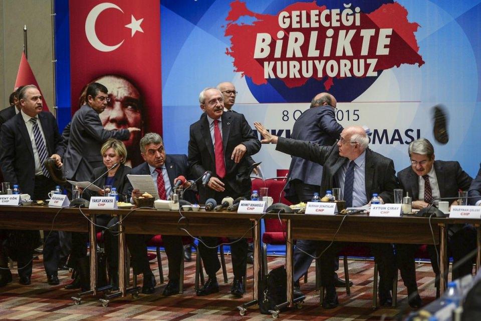 <p>CHP Genel Başkanı Kemal Kılıçdaroğlu'na, emeklilerle yaptığı toplantı sırasında bir kişi ayakkabı fırlattı. </p>
