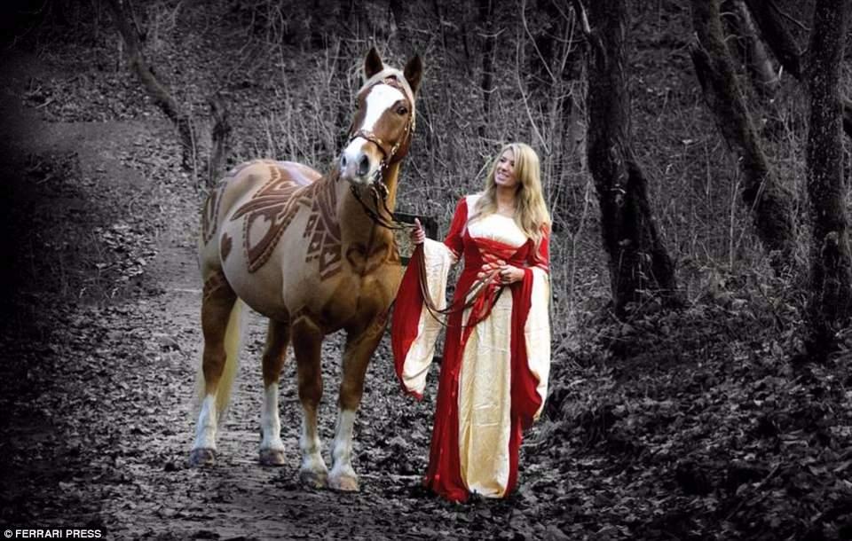 <p>İngiltere'nin Lancashire kontluğunda yaşayan Hamer, 2013 yılında kurduğu at kırpma şirketiyle profesyonel olarak işini devam ettirdi.&nbsp;</p>

<p>&nbsp;</p>
