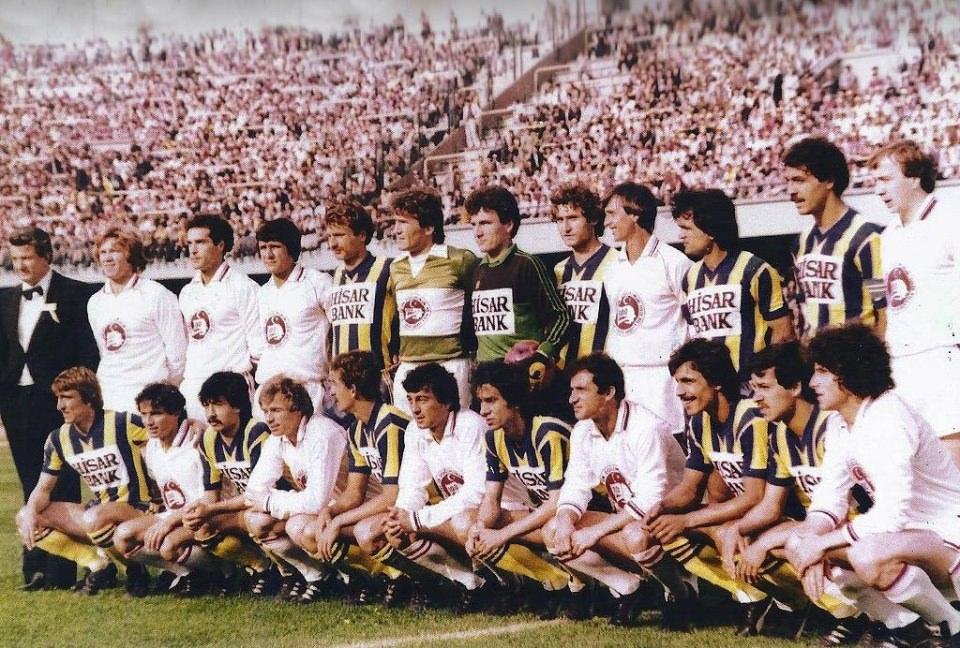 <p><strong>Fenerbahçe ve Karma Takım (1981)</strong></p>

<p>2 Haziran 1981 tarihinde, Atatürk’ün doğumunun 100.yılı münasebetiyle Fenerbahçe Başkanı Ali Şen’in girişimiyle oynanan özel maçta karşılaşan Fenerbahçe ve Türk oyuncuların da yer aldığı Avrupa Karması takımları. Ali Sami Yen Stadı’ndaki mücadeleyi Volkan, Sinan, Özer ile Fransa’nın Lille takımına transfer olan Engin gibi oyuncularla takviye edilen Fenerbahçe, İsa (2) ve Erol’un golleriyle 3-0 kazandı.</p>

<p>Soldan sağa</p>

<p>Ayaktakiler: Organizatör Branko Perovanovic, Tony Currie, Nenad Stojkovic, Vassilev, Onur Kayador, Dragan Pantelic, Sinan Alağaç, Selçuk Yula, Johan Cruyff, İsa Ertürk, Erol Togay, Velimir Zajec.</p>

<p>Oturanlar: Sedat Karaoğlu, İlyas Tüfekçi, Özer Umdu, Bernhard Dietz, Cem Pamiroğlu, Plamen Markov, Volkan Yayın, Fatih Terim, Engin Verel, Mehmet Hacıoğlu, Milan Radovic.</p>
