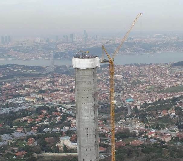 <p><strong>KULEDE RESTORAN VE SEYİR TERASLARI BULUNACAK </strong></p>

<p>300 işçi ve mühendisin gece gündüz çalıştığı projede kule sayesinde tek yerden ve noktadan televizyonlara, radyolara ve insanlara yayıncılık hizmeti verilmesinin planlandığı öğrenildi. İstanbul'un sembolü olması beklenen yeni kulede 176'ncı ve 180'nci katlarda bir restoran bulunacağı, ayrıca kulenin 150 metre yüksekliğindeki bölümünde ise iki seyir terası inşa edileceği öğrenildi. Kuleye iniş ve çıkışta ise son derece hızlı ve modern asansörlerin kullanılacağı öğrenildi.</p>
