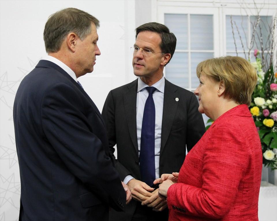 <p>Romanya Cumhurbaşkanı Klaus Werner Lohannis (solda), Hollanda Başbakanı Mark Rutte (ortada) ve Almanya Başbakanı Angela Merkel (sağda) </p>
