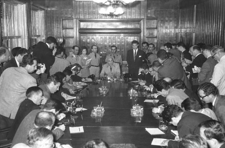 <p>Milli Birlik Komitesi, Devlet ve Hüküme Başkanı, Türk Silahlı Kuvvetleri Başkomutanı Org. Cemal Gürsel, 27 Mayıs İhtilali sonrası ilk basın toplantısını yaptı.</p>