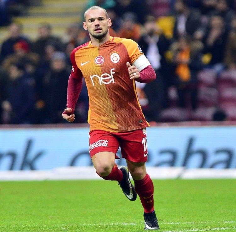 <p><strong>SNEİJDER'E TOLGA CİĞERCİ MUAMELESİ</strong></p>

<p>Tudor’un orta saha planında dünyaca ünlü Wesley Sneijder’e de yer yok. Sneijder de tıpkı Tolga gibi ‘alternatif oyuncu’ olarak kadroda bulunacak. </p>
