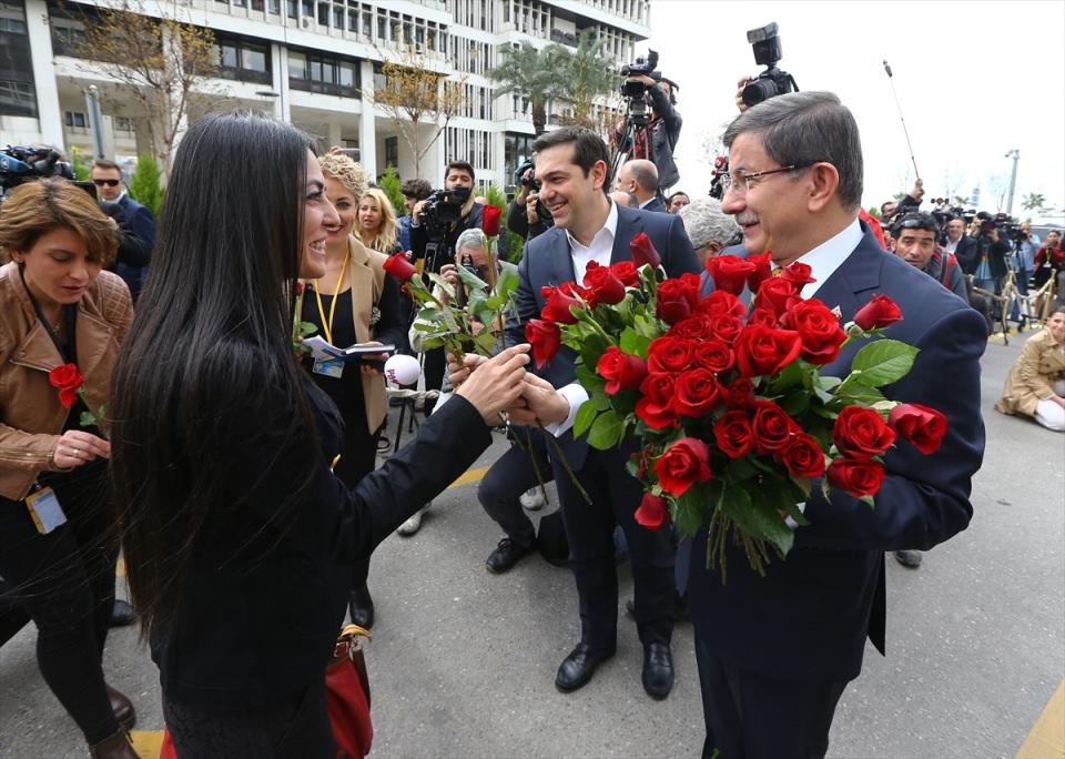 <p>Ofise girmeden önce kadın basın mensuplarının 8 Mart Dünya Kadınlar Günü'nü kutladı. İki başbakan kadın gazetecilere kırmızı gül verdi. </p>