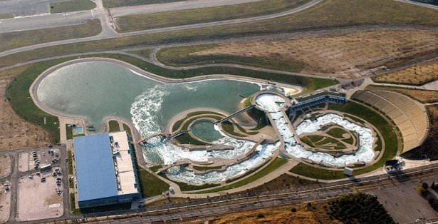 <p>2004 yılında Yunanistan'da düzenlenen olimpiyat oyunları için yapılan tesislerin şimdiki hali görenleri şaşkına çeviriyor. 9 milyar euro harcanan tesisler artık kullanılamaz halde.</p>
