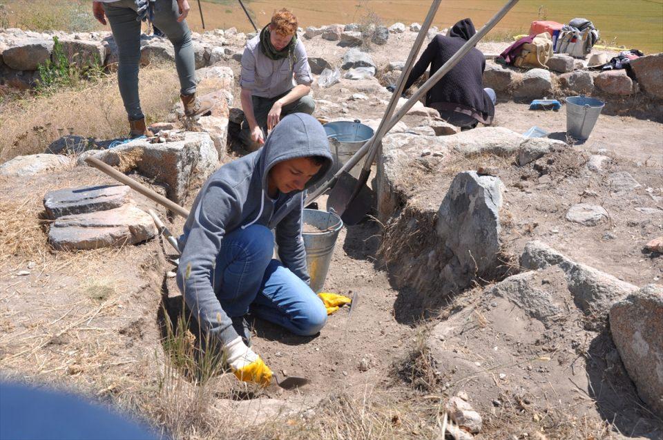 <p>Höyüğün Kalkolitik döneminden kalan kısmında çalışma yapan Orta Doğu Teknik Üniversitesinden arkeolog Burcu Yıldırım da "Çanak çömlek üretim merkezindeyiz. Depolar, üretim atölyesi  ve dört yanı duvarlarla çevrilmiş büyük bir ocak var. O dönemin Nevşehir’i, Avanos'u burasıymış diyebiliriz." diye konuştu.</p>

<p> </p>
