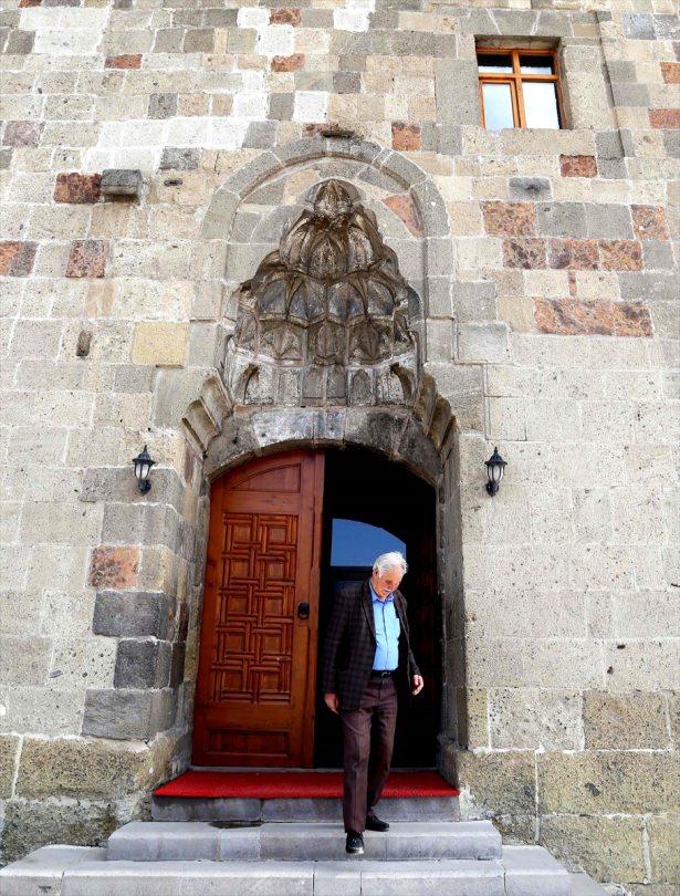 <p>Tarihi ve kültürel zenginlikleriyle ön plana çıkan Erzurum'daki asırlık camilerde ramazan hazırlıkları tamamlandı. Kentte asırlardır ezan sesinin yankılandığı Osmanlı ve Selçuklu dönemlerinden kalma camiler, 11 ayın sultanı ramazan için hazır hale getirildi.Fotoğrafta tarihi Ulu Cami görülüyor.</p>
