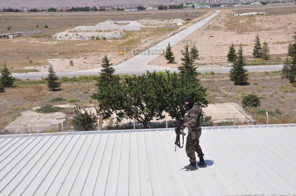 <p>Hava Kuvvetleri Komutanı Orgeneral Abidin Ünal'ı rehin alan timlerdeki bazı darbeci askerlerin, Cumhurbaşkanı Recep Tayyip Erdoğan'ın kaldığı otele de saldırı düzenleyenler arasında olduğu ortaya çıkmış, darbe girişimine Konya'daki üsten katılan timin, tam teçhizatla donatılan araçlarla, "Hava Kuvvetleri Komutanını korumaya gidiyoruz" diyerek kentten ayrıldıkları belirtilmişti.</p>

<p> </p>
