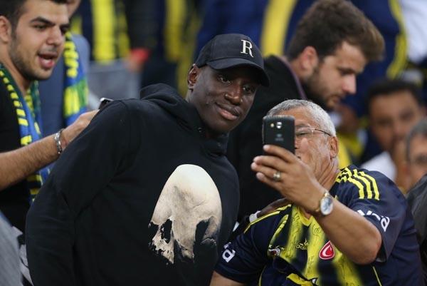 <p>Yakın arkadaşı Moussa Sow'u seyretmek için Ülker Stadı'na gelen Senegalli, heyecanla maçı takip etti.</p>
