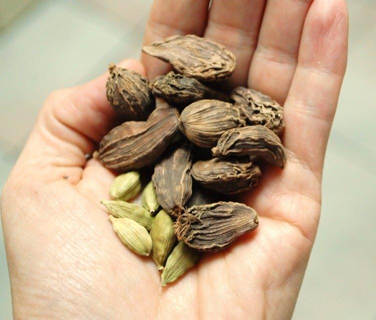 <p>Kaynattığınız nanenin içine bir tutam kakule atın ve daha sonra limon ve bal ekleyerek tüketin. Mide bulantınız geçecektir.</p>
