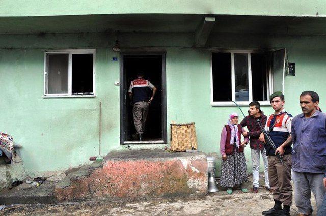 <p>Yangın, saat 14.30 sıralarında Rümeysa ve Musa Altunbaş çiftine ait 2 katlı evin alt katında çıktı. Eşi ormanda çalışmaya giden 35 yaşındaki Rümeysa Altunbaş, iddiaya göre odun kesmek için bahçedeki odunluğa gitti. Bu sırada evde yangın çıktı.</p>