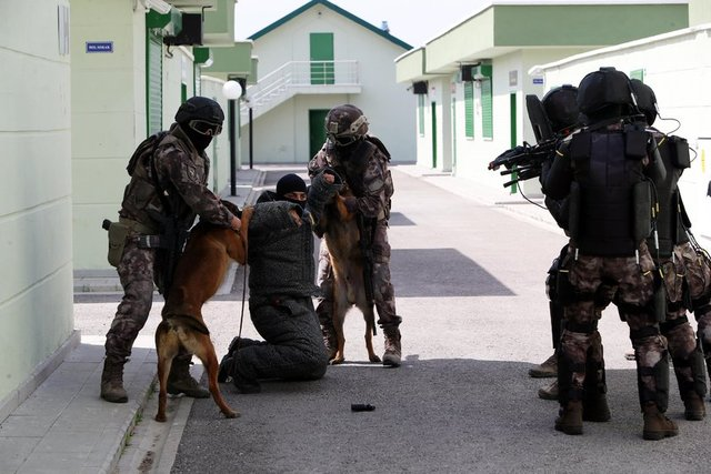 <p><strong>‘İYİ’ VE ‘KÖTÜ’ ADAMLAR</strong></p>

<p>Gazete Habertürk'ten Helin Şahin'in haberine göre PÖH’ün Ankara Gölbaşı’ndaki kampusunda ilk olarak TÜBİTAK tarafından oluşturulan özel eğitim odasında eğitim alan personel, daha sonra araziye çıkıyor</p>
