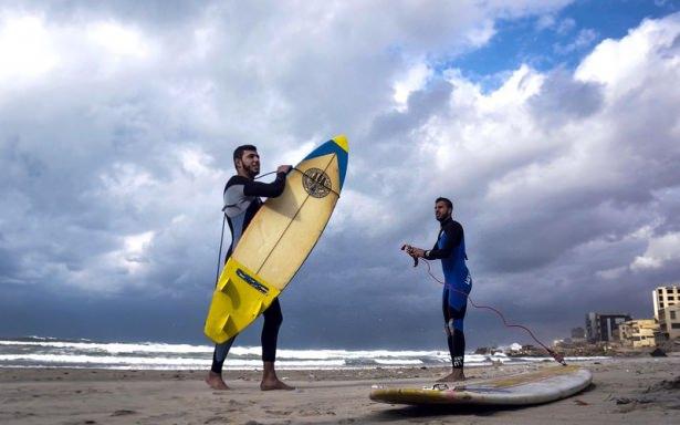 <p>Gazze sahiline erken saatlerden itibaren s&ouml;rf tahtalarıyla birlikte akın eden spor severler, y&uuml;kselen dalgaların tadını &ccedil;ıkardı.</p>
