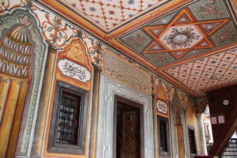 <p>Külliye olarak inşa edilen caminin yanı başında ise bir misafirhane ve nehrin diğer yakasında eski bir hamam bulunuyor.</p>
<p> </p>