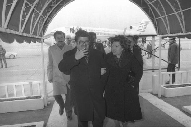 <p>10 Mart 1982'de İran'dan Ankara'ya dönen Devlet Bakanı ve Başbakan Yardımcısı Turgut Özal ve eşi Semra Özal...</p>

