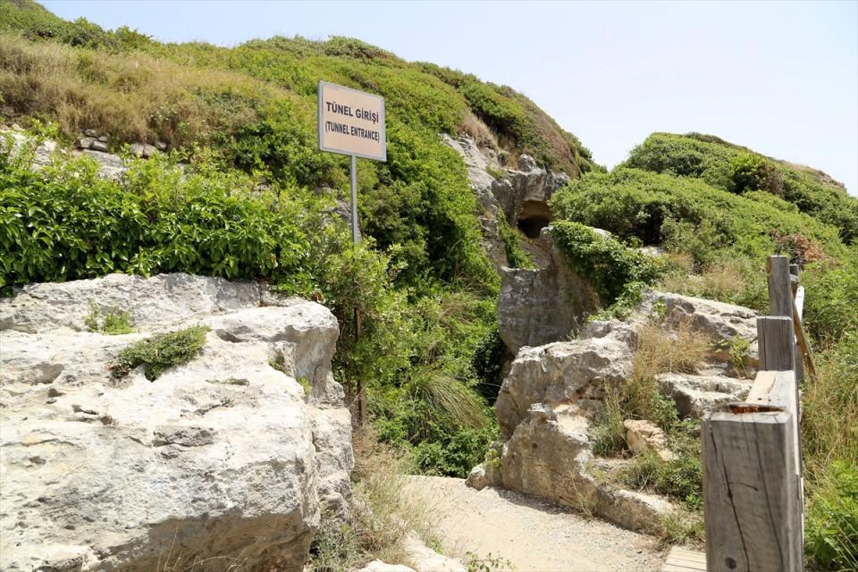 <p>Samandağ ilçesinin kuzeyindeki Çevlik Mahallesi'nde bulunan ve 130 metresi kapalı, kalanı ise açık kanal halinde olan tünelin uzunluğu girişten Çevlik'e kadar bin 380 metre.</p>