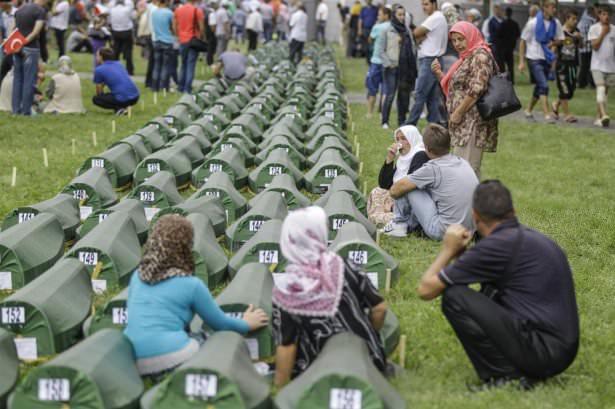 <p>Srebrenitsa'daki soykırımdan kaçmak isteyen Boşnakların kullandığı ve<strong> 'ölüm yolu'</strong> olarak bilinen orman yolunda, binlerce kişinin katılımıyla düzenlenen <strong>'Barış Yürüyüşü'</strong>ne katılan ve kısa bir süre önce Potoçari'ye ulaşanlar ve kurban yakınları tarafından elden ele mezarlığa taşınan tabutlar, bugün öğleden sonra cenaze namazının kılınacağı alana yerleştirildi.</p>