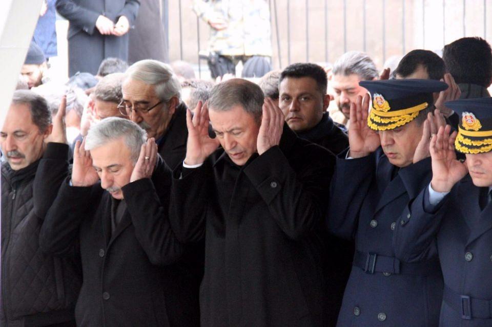 <p>Cenaze namazının kılındığı camiye gelen Akar, burada taziyeleri kabul etti. Maraşlıoğlu’nun cenazesi İl Müftüsü Şahin Güven’in kıldırdığı namazın ardından şehir mezarlığına defnedildi.</p>