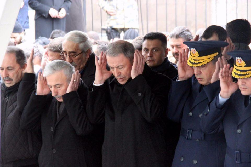 <p>Cenaze namazının kılındığı camiye gelen Akar, burada taziyeleri kabul etti. Maraşlıoğlu’nun cenazesi İl Müftüsü Şahin Güven’in kıldırdığı namazın ardından şehir mezarlığına defnedildi.</p>
