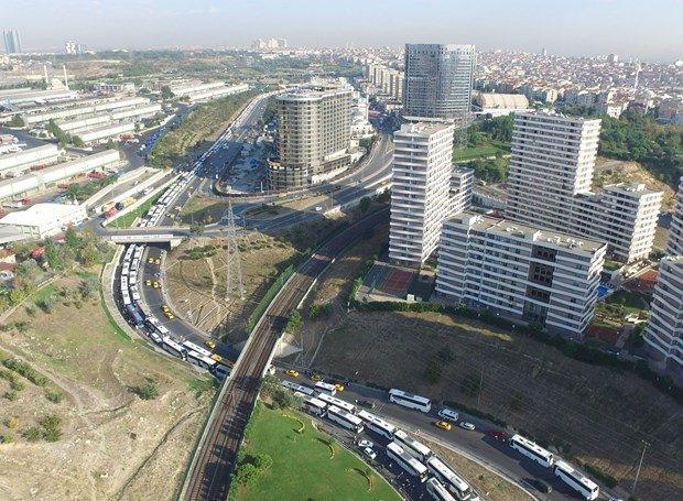<p>Siirt’ten gelen bir vatandaş ise trafikten dolayı yürümek zorunda kaldığını belirterek, “1 saat oldu. Çocuk durmadı, sabırsızlandı. Ben de indirdim. Yapacak bir şey yok” şeklinde konuştu.</p>
<p> </p>