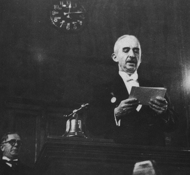 <p>"Milli Şef" ünvanı ile de anılan İsmet İnönü Atatürk'ün vefatı üzerine Türkiye Cumhuriyeti'nin 2'inci Cumhurbaşkanı seçildi. İnönü, TBMM'de yemin ederek 11 Kasım 1938 yılında görevine başladı. </p>
