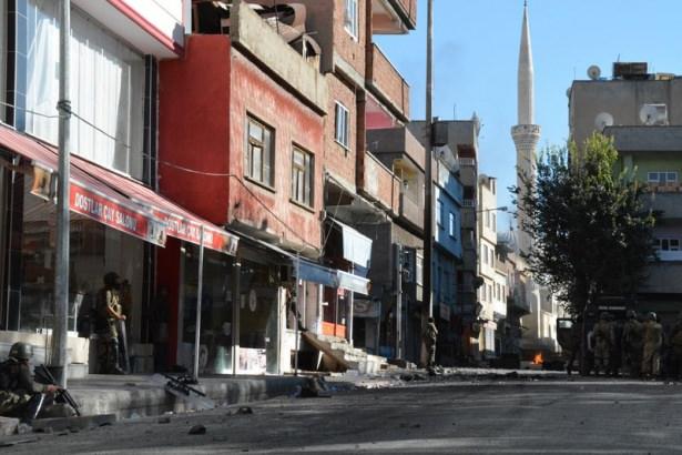 <p>Siirt Valiliği tarafından ikinci bir emre kadar bildirilen sokağa çıkma yasağı ardından asker Siirt Valiliği önünde ve kritik noktalarda zırhlı araçlarla nöbet tutuyor.</p>
