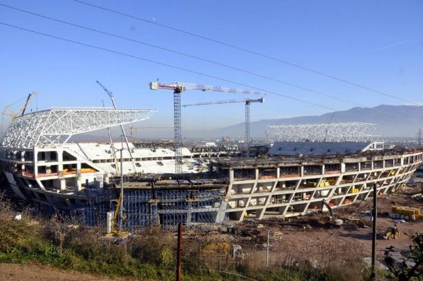 <p>Kocaeli'de 33 bin seyirci kapasiteli stadyum inşaatı tüm hızıyla yükselmeye devam ediyor. </p>
