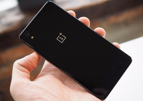 <p><strong>OnePlus 3</strong><br />
<br />
OnePlus'ın gelecek üst seviye modeli olmasını beklediğimiz OnePlus 3, Snapdragon 820, 5 GB RAM gibi özellikler ile gelebilir. Özellikle yazılım odağında gelişmeler olmasını beklediğimiz OnePlus 3 modelinde, kameranın yanı sıra pek çok özellikte yenilik olmasını bekleniyor.</p>
