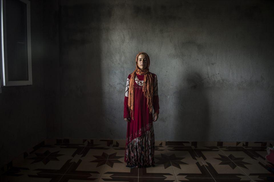 <p>Portre Fotoğraf Birinciliğini Anadolu Ajansı'dan Özge Elif Kızıl ede etti. İç savaşın 5'inci yılına girdiği Suriye'de savaştan en çok etkilenenler anne ve babalarını kaybeden çocuklar oldu. 13 yıl önce doğduğunda annesi Heyye Ekrem Hüseyin'i kaybeden Nevara Resul Elnasır, babası Rusuk Memduh Elnasır ile 3 yıl önce yalnızca bir kere telefonda görüşebilmiş. Nevara, atılan bir bombada evlerini de kaybedince akrabalarıyla birlikte Hatay'ın Kırıkhan ilçesine yerleşmiş. Harabeye dönen evlerinden yanında yalnızca annesinin eşarbını ve üzerinden çıkarmadığı elbiselerini getirebilmiş.</p>