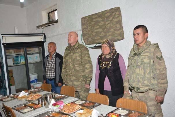 <p>Oğlunu göreceği için çok heyecanlı olduğunu söyleyen anne ve baba nöbet yerine giderken Tugay Komutanı Tuğgeneral Hakan Yiğittürk ise kuleye çıkarak askerden tekmil aldı.</p>
