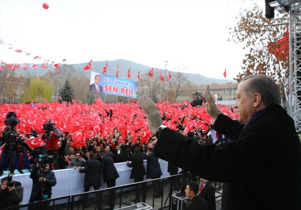 <p> Davul çalan vatandaşlar, Erdoğan'a, "Ne Almanya, ne Hollanda, ne İspanya... Sonuna kadar arkandayız reis" diyerek sevgi gösterisinde bulundu. Erdoğan, davul çalan vatandaşlarla bir süre sohbet ettikten sonra oradan ayrıldı. </p>
<p> </p>