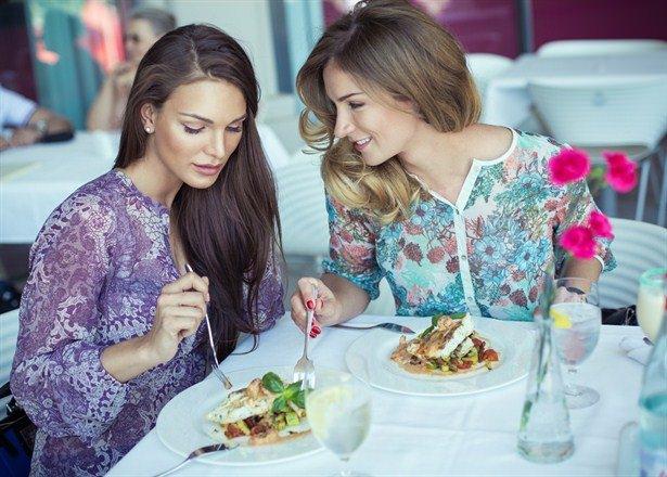 <p><strong>Akşam yemekleri için süslenmek</strong></p>

<p>Süslü kıyafetler içinde yemek yerken bilinçaltı ister istemez resmi davranmanızı ve üzerinize yemek dökmemek için çabalamanızı sağlar. </p>

