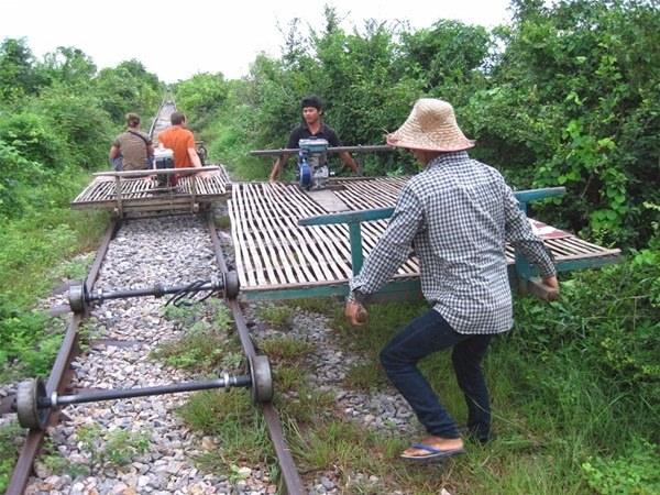 <p>Bambu tren, Güney Asya ülkelerindeki alternatif ve ucuz taşımacılık yöntemlerinin en yaratıcılarından bir tanesi.</p>
