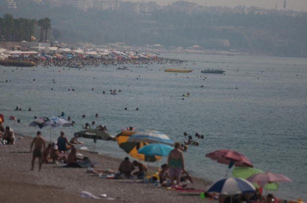 <p>Antalya Meteoroloji Bölge Müdürlüğü, Antalya için 'tehlikeli sıcaklık' uyarısı yaptı.</p>
