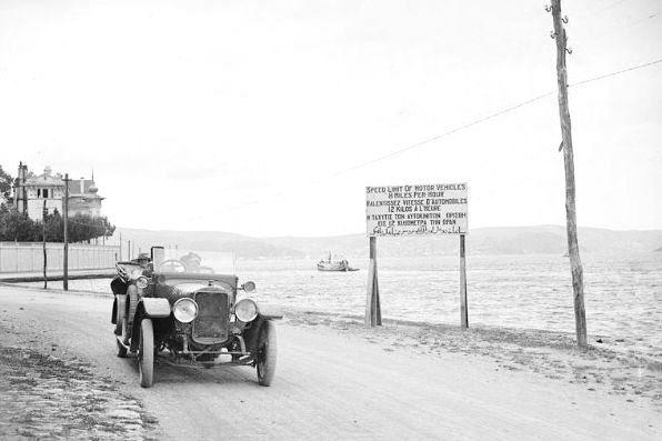 <p>"Hız sınırı saatte 12 kilometre"(1920'li yıllar Tarabya)</p>

<p> </p>
