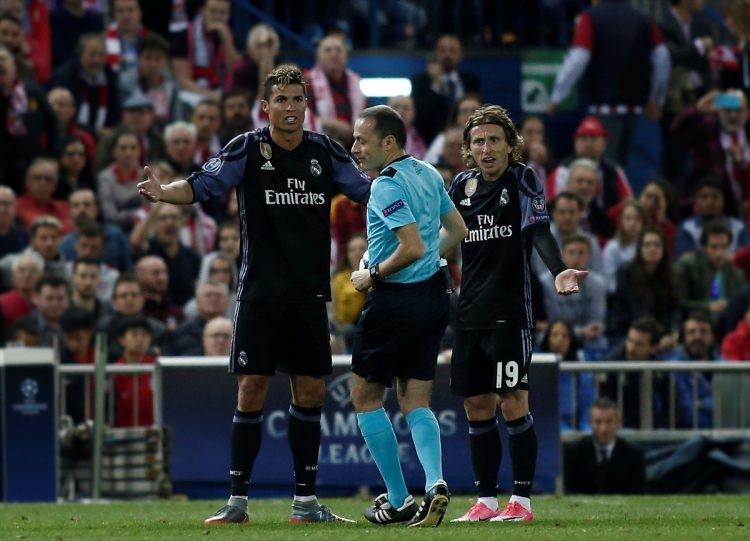 <p>Sosyal medyada Cüneyt Çakır'a tebrik mesajları gelirken, "Demek ki Ronaldo'ya ofsayt çalınıyormuş" ifadeleri dikkat çekti.</p>
