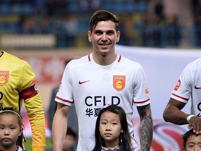 <p>Ersan Gülüm</p>

<p>Rhodolfo ile iyi bir ikili oluşturan milli futbolcu, geçen sezonun devre arasında Çin ekibi Hebei China Fortune'a 7 milyon Euro'ya gitti. Ersan da, Demba Ba ve Atınç gibi yeniden siyah beyazlılara kiralık olarak geri döndü ve eski kulübüyle şampiyonluk yaşadı.</p>

