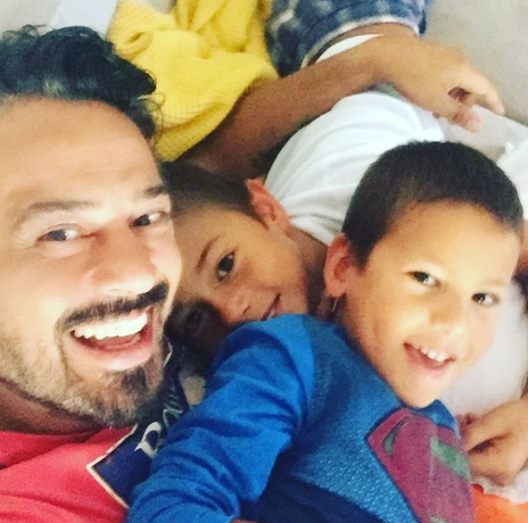 <p><strong>Emre Altuğ</strong></p>

<p>#iyibayramlar #günaydın ı</p>
