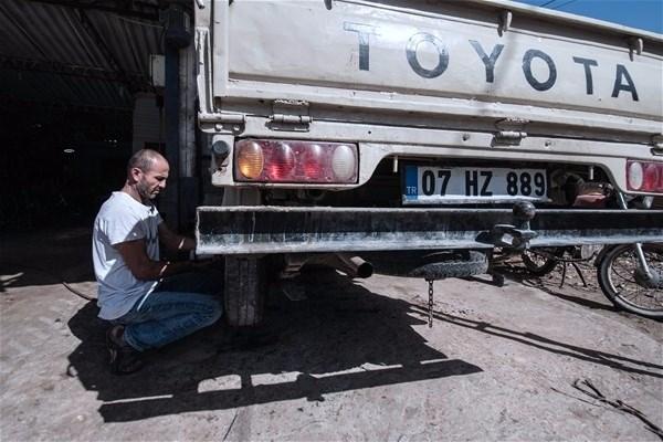 <p>Yıldırım'ın arkadaşı Enes Kaya da oyuncu olmak isteyen arkadaşına adeta "yaşam koçluğu" yaptığını dile getirdi. Arkadaşına kick boks, vücut geliştirme gibi sporlar çalıştırdığını anlatan Kaya, bir yandan da çektiği fotoğraf ve videoları sürekli sosyal medyadan paylaştığını anlattı.</p>
<p> </p>