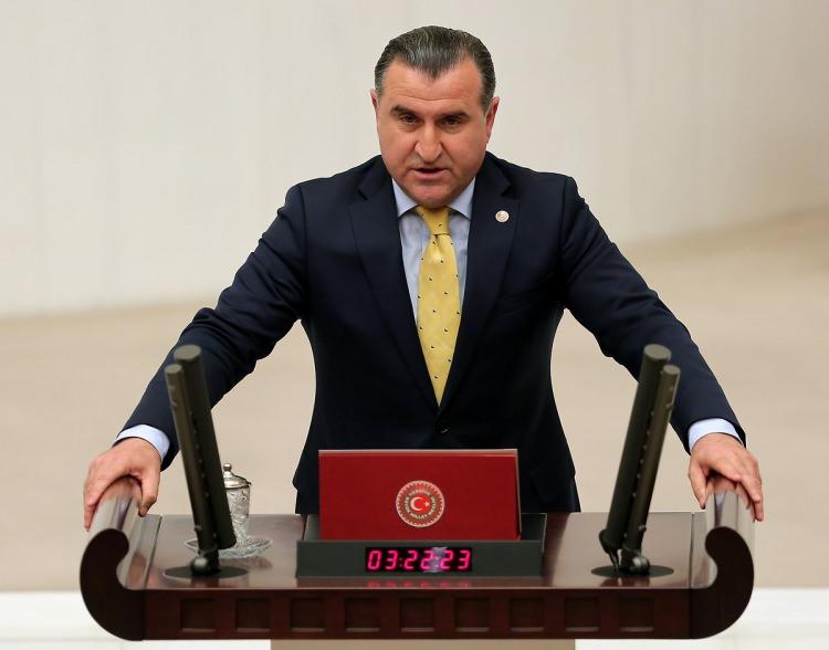 <p><strong>Güreş Federasyonu Başkanlığı yıllarım</strong><br />
<br />
2007 yılı Mart ayında özerkliğe adım atan Türkiye Güreş Federasyonu Başkanlığı’na seçildim. Güreş Federasyonu’nun kurumsallaşması ve altyapının güçlendirilmesi için projeler ürettim. 2008 yılında Pekin’de yapılan Olimpiyat Oyunları’na güreş kafilesinin başkanı olarak katıldım.</p>