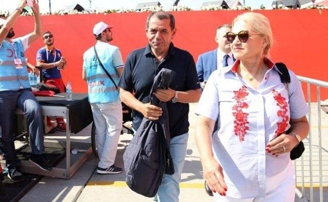 <p>ÖZBEK EŞİYLE BİRLİKTE GELDİ<br />
<br />
​G.SARAY Başkanı Dursun Özbek, mitinge eşi Mesude hanımla birlikte geldi.</p>
