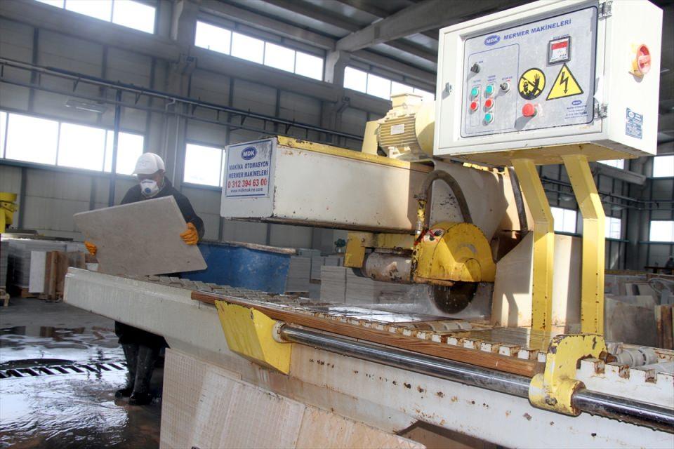<p><strong>"Son teknolojiyi kullanıyoruz"</strong></p>
<p>Javadı, ham madde kaynağının bölgede fazla olması nedeniyle ülkenin en büyük mermer fabrikasından birini Van'da kurduklarını belirterek, "Fabrikada makinelerin tamamını İtalya'dan getirdik. Üç farklı alanda üretim yapıyoruz.</p>