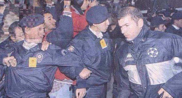 <p>Zidane,yoğun güvenlik önlemleri altında İstanbul'da (1998)</p>