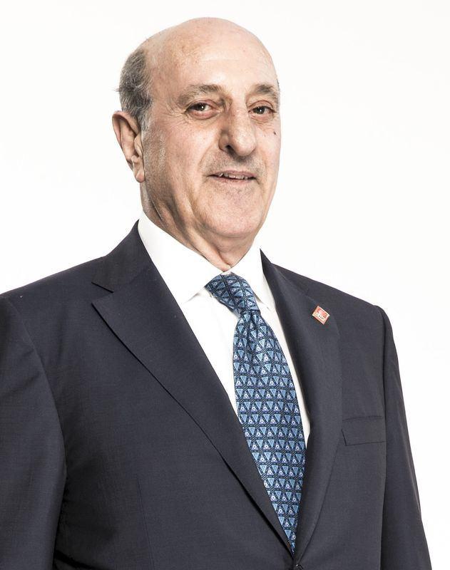 <p>İstanbul Milletvekili İlhan Kesici – 9. Cumhurbaşkanı Süleyman Demirel’i akrabası<br />
<br />
<span style="color:#FFD700"><strong>İLHAN KESİCİ KİMDİR?</strong></span><br />
 </p>

<p>İlhan Kesici, 22 Kasım 1948'de Sivas Zara'da doğdu. Babasının adı Osman Nuri, annesinin adı Halise'dir.</p>

<p>Endüstri Yüksek Mühendisi; Orta Doğu Teknik Üniversitesi Endüstri Mühendisliği Bölümü'nü bitirdi. Yüksek lisansını aynı fakültede tamamladı. İngiltere Bradford Üniversitesi'nde "Ekonomik Kalkınma ve Altyapı Projeleri", Londra Kraliyet Kamu Yönetimi Enstitüsü'nde "Kamu Yüksek Yöneticiliği" eğitimlerini aldı.<br />
Devlet Demir Yolları'nda Proje Başmühendisi ve Daire Başkan Yardımcısı, Başbakanlık Devlet Plânlama Teşkilatı'nda Uzman, Kamu Yatırımları Daire Başkanı, Koordinasyon Genel Müdürü, Avrupa Birliği nezdinde Türkiye Daimi Temsilci Yardımcısı ve Devlet Planlama Teşkilatı Müsteşarı olarak görev yaptı.<br />
20. Dönem Bursa Milletvekili. 20. Dönem'de NATO Parlamenter Asamblesi ve Türkiye Avrupa Birliği Karma Parlamento Komisyonu Üyeliğinde bulundu. 23. Dönem'de NATO Parlamenter Asamblesi Türk Grubu Üyesi oldu.<br />
Çok iyi düzeyde İngilizce bilen Kesici, evli ve 1 çocuk babasıdır.</p>
