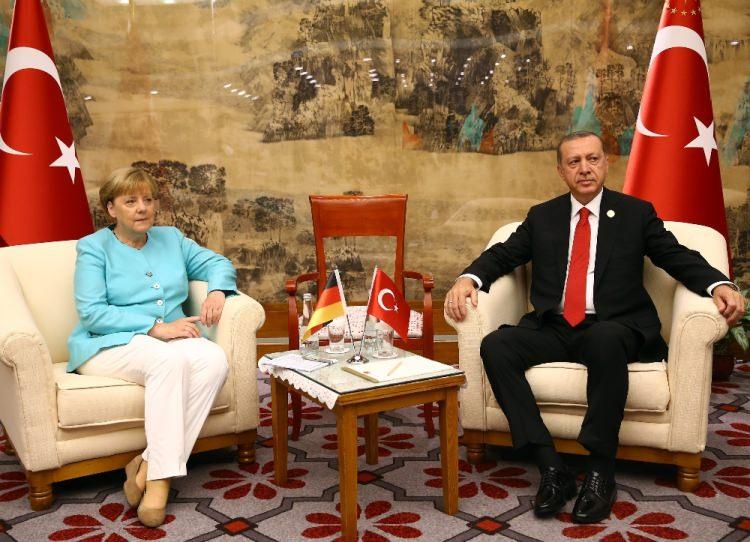 <p>Çin’in Hangzhou kentinde düzenlenen G20 Zirvesi’ne katılan Cumhurbaşkanı Recep Tayyip Erdoğan, Almanya Başbakanı Angela Merkel’i kabul etti. Yaklaşık 45 dakika süren görüşmenin içeriğine dair bir açıklama yapılmadı.<br />
 </p>
