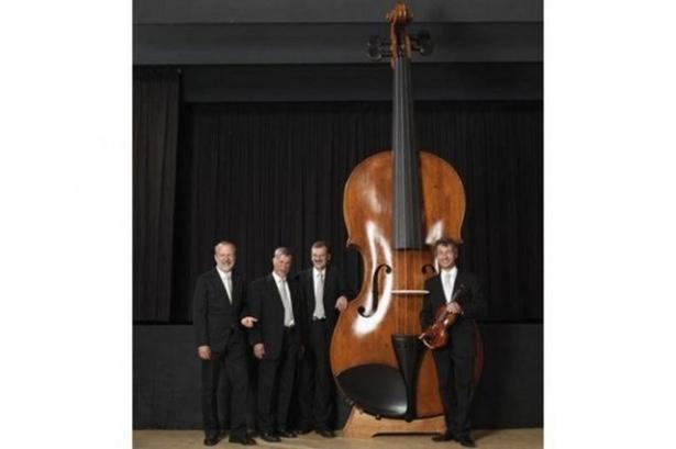 <p>Almanya'nın Markneukirchen şehrinde yapılan 4.28 metre uzunluğundaki, 1.45 metre genişliğindeki ve 100 metre ağırlığındaki bu kemanı kaç kişi birlikte çalabilir orası bilinmez</p>

<p> </p>
