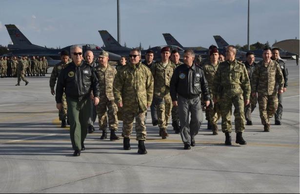 <p>AA muhabirinin edindiği bilgiye göre, farklı tasarımdaki kamuflaj, TSK'da yürütülen yeni bir projenin ürünü olarak ortaya çıktı.</p>
<p>Bir süre önce Orgeneral Akar tarafından verilen emir gereğince TSK'da kullanılmak üzere yeni kamuflaj üniformanın tasarlanmasına yönelik çalışma başlatıldı.</p>
<p> </p>